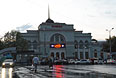 Железнодорожный вокзал в Донецке, в районе которого накануне погибли два человека.
