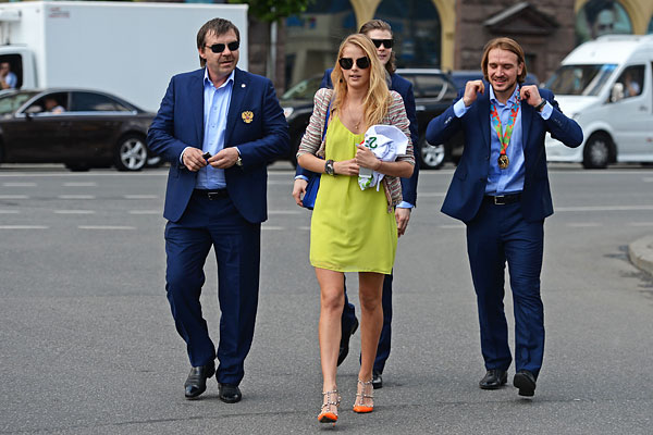 Главный тренер сборной России по хоккею Олег Знарок с дочерью Алисой, игроки национальной сборной России по хоккею Виктор Тихонов и Андрей Зубарев (слева направо) во время торжественных мероприятий по случаю победы сборной России на чемпионате мира по хоккею.