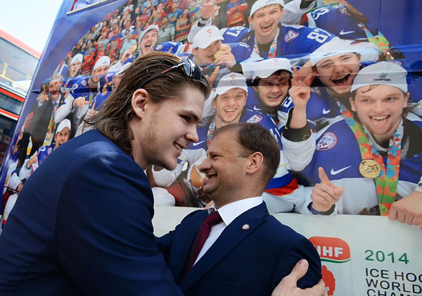 Игрок национальной сборной России по хоккею Виктор Тихонов (слева) во время торжественных мероприятий по случаю победы сборной России на чемпионате мира.