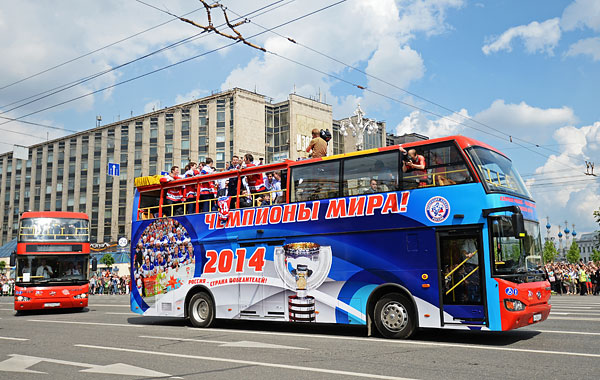Автобус с игроками национальной сборной России по хоккею во время торжественных мероприятий по случаю победы сборной России на чемпионате мира по хоккею.