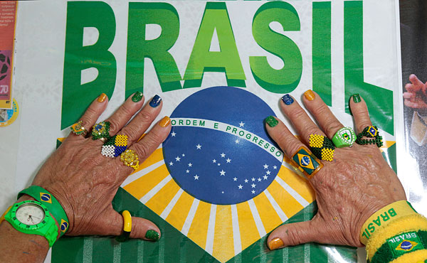 Так выглядят руки настоящей футбольной фанатки.