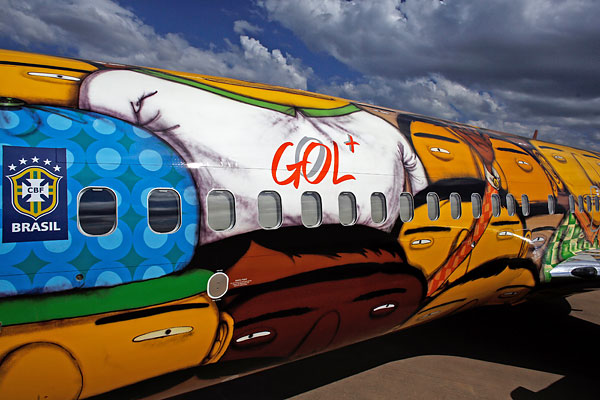 Лайнер был расписан бразильскими художниками, братьями-близнецами, которые называют себя "Os Gemeos".