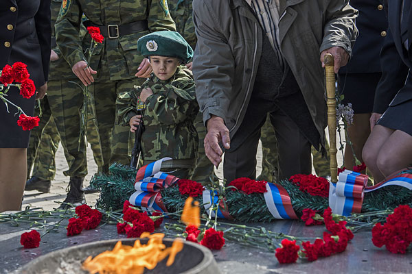 Возложение цветов у вечного огня во время празднования Дня Пограничных войск России в Омске.