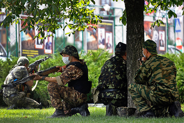 Ополченцы из батальона "Восток" вблизи Донецкой областной администрации.