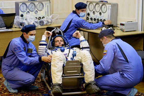 Член основного экипажа 40/41 экспедиций на МКС астронавт НАСА Рид Вайзман (в центре).