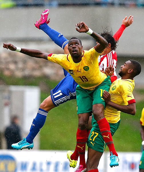 Товарищеский матч между футбольными командами Камеруна и Парагвая.