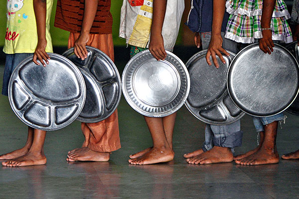 Очередь за едой в одном из индийских приютов.