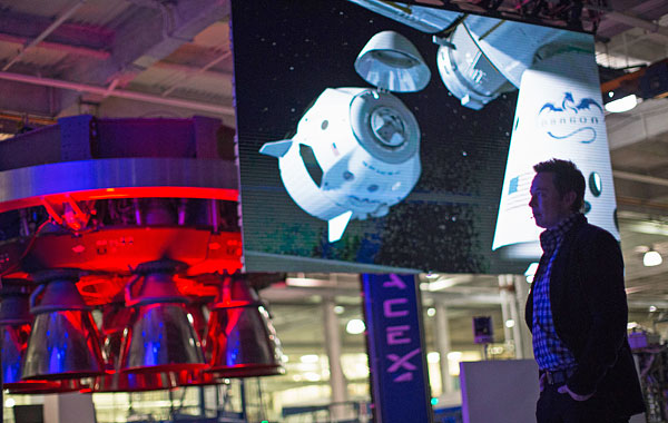 Генеральный директор SpaceX Илон Маск во время видеопрезентации космического корабля Dragon V2.