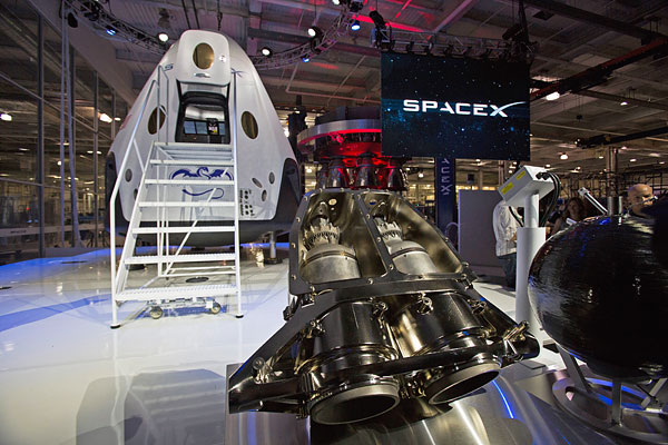 Двигатели космического корабля Dragon V2.