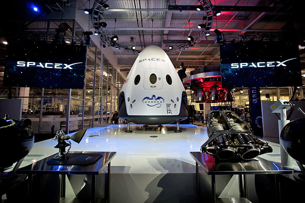 SpaceX  Dragon V2    NASA.  ,   ,  " "           2017 .