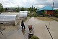 Житель села Майма на своем приусадебном участке, посадки на котором были полностью уничтожены паводком.