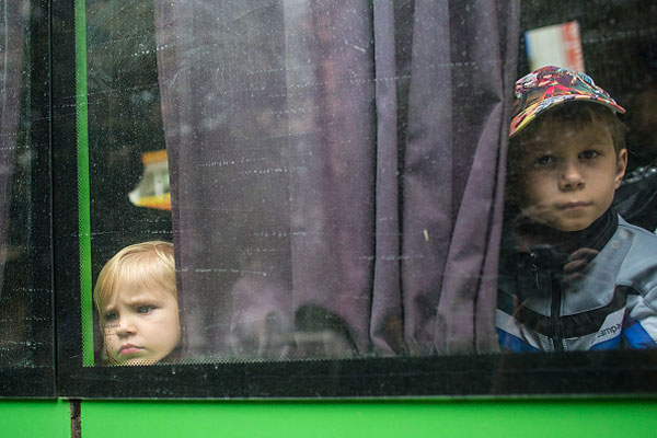 Дети в автобусе.