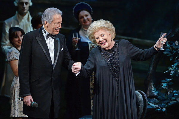 Святослав Бэлза и оперная певица Елена Образцова перед началом гала-концерта "Браво, Елена" в Государственном академическом Большом театре в Москве.2013 год.