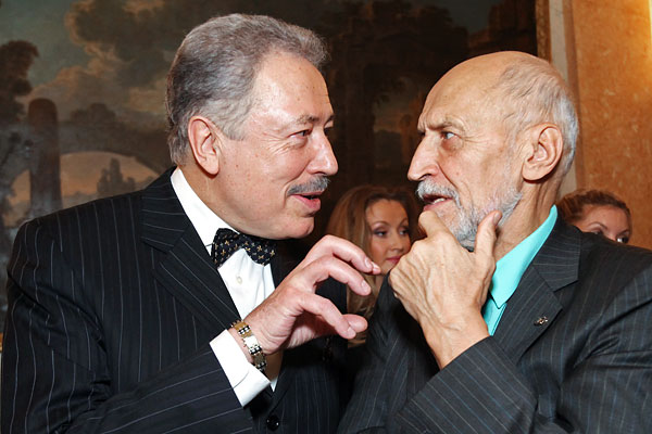 Святослав Бэлза и телеведущий Николай Дроздов (слева направо) разговаривают на приеме по случаю открытия года итальянской культуры в посольстве Италии в Москве. 2011 год.