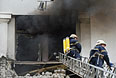 Пожарные работают в здании обладминистрации в Луганске.