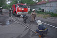 Пожарные у ворот военной части внутренних войск в Луганске, где ночью произошел бой.