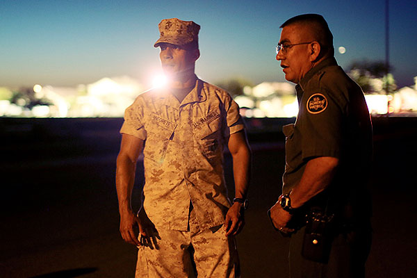 Старший лейтенант Хосе Негрете (слева) и патрульный на месте падения истребителя.