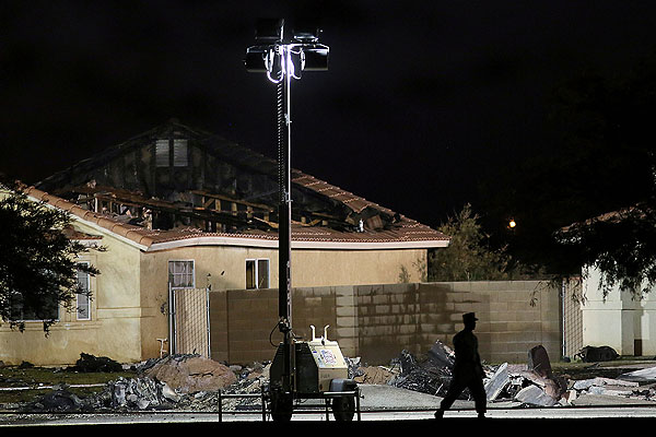 Вид на разрушенный при падении истребителя дом.