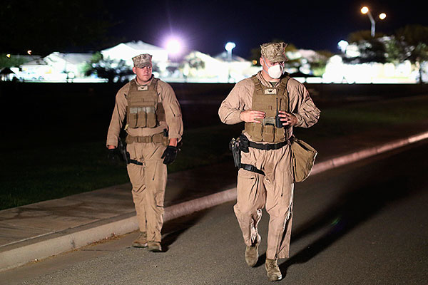 Военные на месте падения истребителя ВМС США.