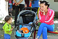 Женщина с ребенком на территории оздоровительного центра "Дмитриадовский" в Ростовской области.