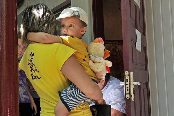 Женщина с ребенком у входа в медицинский кабинет оздоровительного центра "Дмитриадовский" в Ростовской области.
