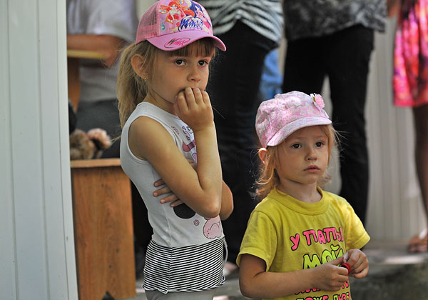 Девочки на территории оздоровительного центра "Дмитриадовский" в Ростовской области.