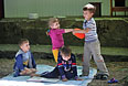 Дети играют на территории оздоровительного центра "Дмитриадовский" в Ростовской области.