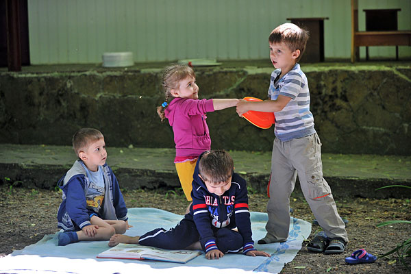 Дети играют на территории оздоровительного центра "Дмитриадовский" в Ростовской области.