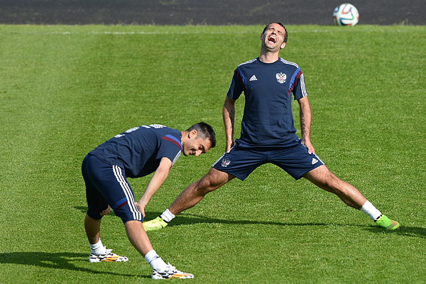 Игрок сборной России Роман Широков (справа) на тренировке перед товарищеским матчем со сборной Марокко.