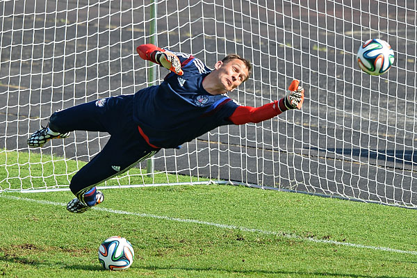 Вратарь сборной России Сергей Рыжиков на тренировке перед товарищеским матчем со сборной Марокко.