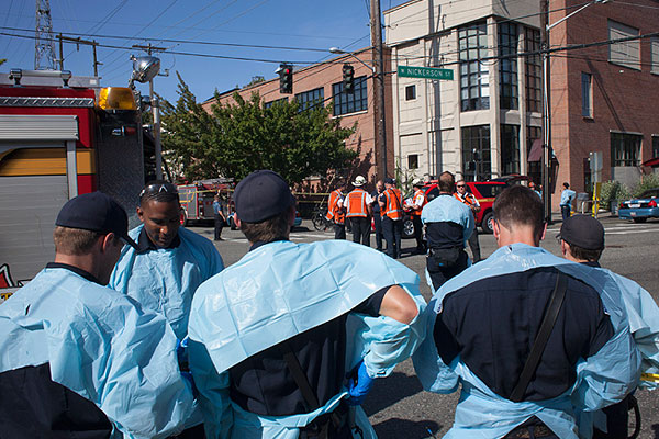Группа спасателей возле здания Тихоокенского университета Сиэтла.