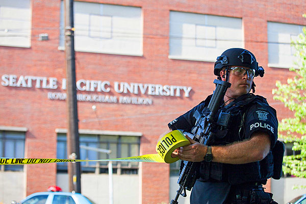 Известно, что первого подозреваемого схватили и обезоружили студенты. Они отняли у стрелка дробовик и удерживали его до прибытия полиции.