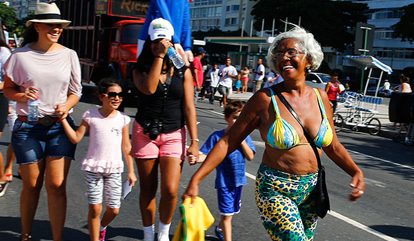 Набережная — Авенида Атлантика. Район Копакабана назван по ранее находившейся здесь рыбацкой деревне, которая, в свою очередь, получила название от боливийского города Копакабана. Место проведения рио-де-жанейрского карнавала.