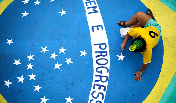 Столичные улицы украшают национальной символикой.