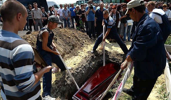 Вечером в субботу в центре Донецка машину помощника главы Верховного совета ДНР Дениса Пушилина Максима Петрухина расстреляли из автомата, в результате чего Петрухин скончался на месте.