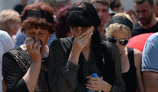 Родственницы Максима Петрухина на похоронах.