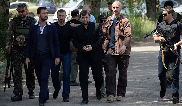 Председатель Верховного совета Донецкой народной республики Денис Пушилин (в центре) на похоронах своего помощника, народного депутата Максима Петрухина в Донецке.