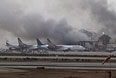 Клубы дыма над международным аэропортом Джинна в Карачи.