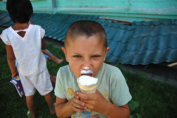 Мальчик из семьи с юго-востока Украины, которая ожидает получения свидетельства о временном убежище и статусе беженца.
