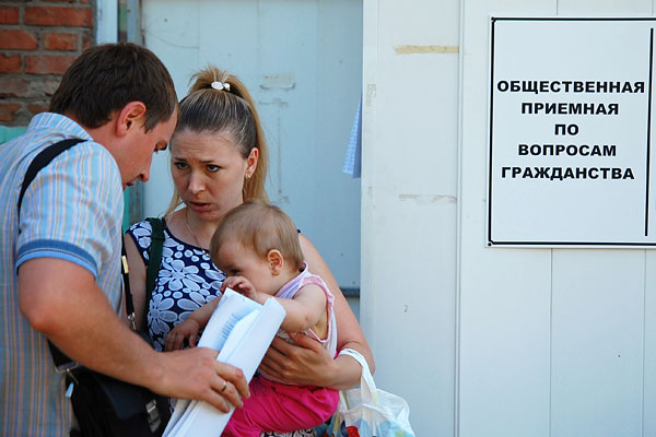 Семья с юго-востока Украины ожидает получения свидетельства о временном убежище и статусе беженца возле отделения Федеральной миграционной службы в Белгороде.