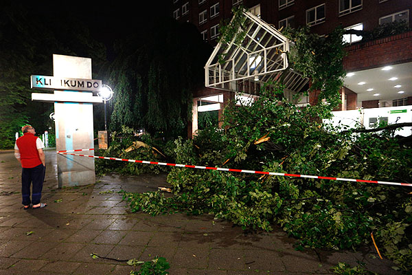 Последствия бури, обрушившейся на западные земли Германии.