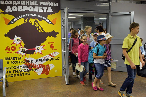 Пассажиры первого рейса в Крым авиакомпании "Добролет" в аэропорту "Шереметьево".