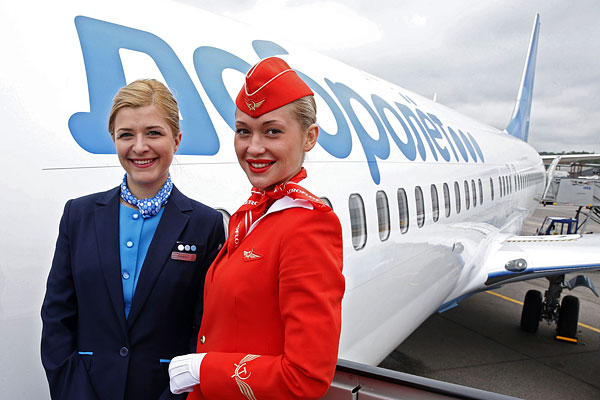 Сотрудницы "Аэрофлота" на трапе у лайнера компании "Добролет" в аэропорту "Шереметьево".