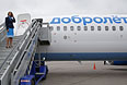 Сотрудница "Аэрофлота" на трапе у лайнера компании "Добролет" в аэропорту "Шереметьево".