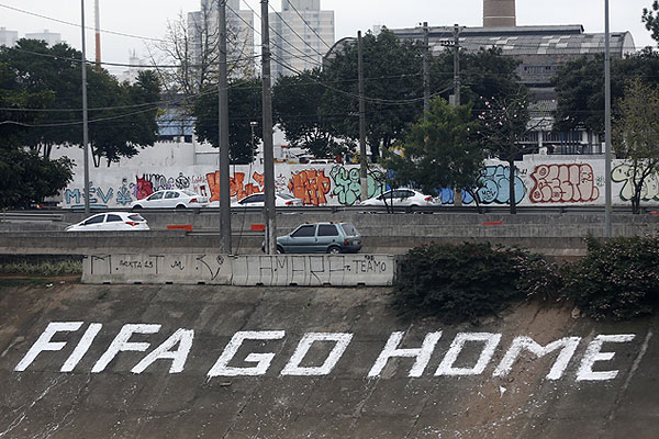 "АнтиФИФА" слоган на подъезде к стадиону Сан-Паулу. Фотография - часть проекта "На обочине", обобщающего видение ЧМ-2014 зарубежными фотографами.