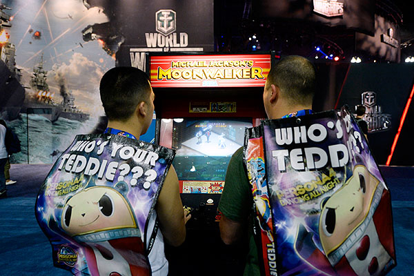 Посетители выставки Е3 играют в классическую видеоигру "Michael Jackson's Moonwalker", основанную на сюжете фильма  про Майкла Джесона "Луноход".