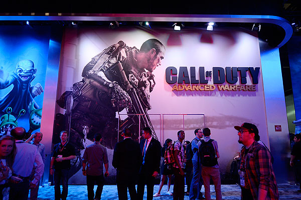 Стенд компании Activision и билборд одиннадцатой серии игры Call of Duty (Advanced Warfare). Дата выхода шутера намечена на 4 ноября 2014 года.