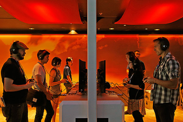 Геймеры играют в Destiny.