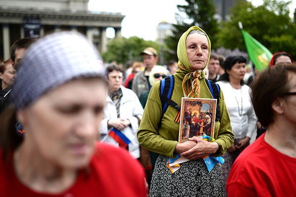 Участники митинга "В защиту общественной нравственности, традиционных семейных ценностей".