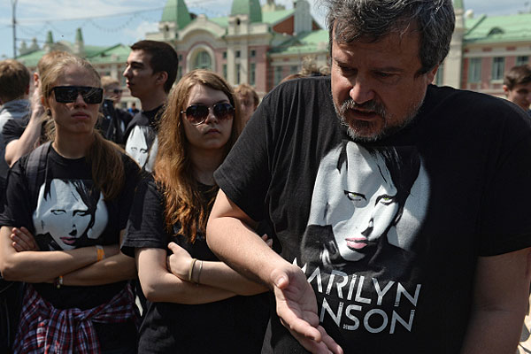 Руководитель агентства "Сибирские гастроли" Виктор Захаренко, который является организатором концерта Мэрилина Мэнсона в Новосибирске, во время митинга "В защиту общественной нравственности, традиционных семейных ценностей, против западной антикультуры и концерта Мэрилина Мэнсона" на площади Ленина в Новосибирке.